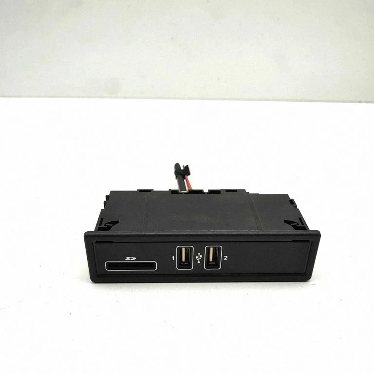 USB ligzda – Mercedes-Benz C klase W205 (2014-2021)