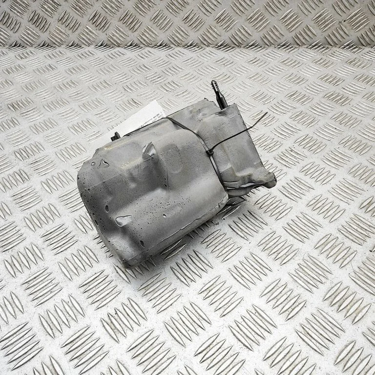 Heat shield in engine bay 9895934