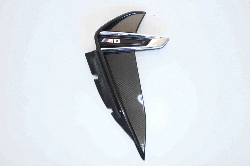 Oznaczenie modelu na błotniku – BMW Seria 8 G16 (2019-)