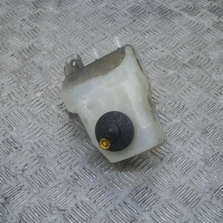 Brake fluid reservoir – Toyota Prius (XW20) (2003-2009)