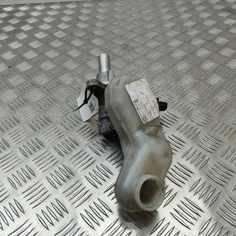 Master brake cylinder – Toyota Auris 150 (2006-2012)