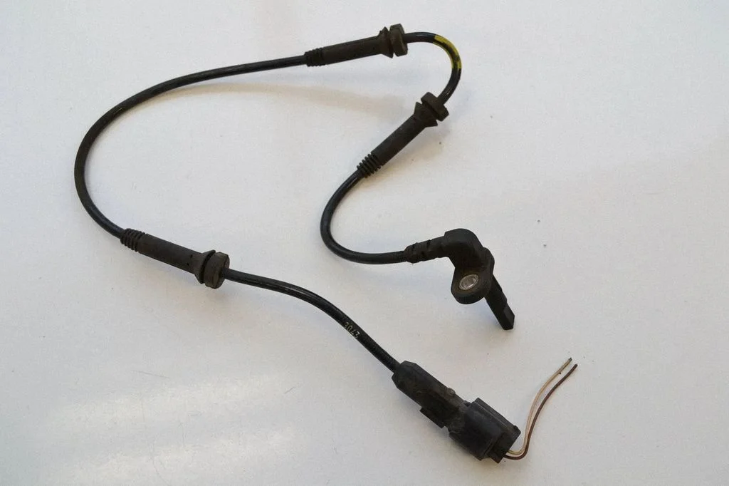 Czujnik ABS przedni 479104991R – Dacia Sandero (2008-2012)