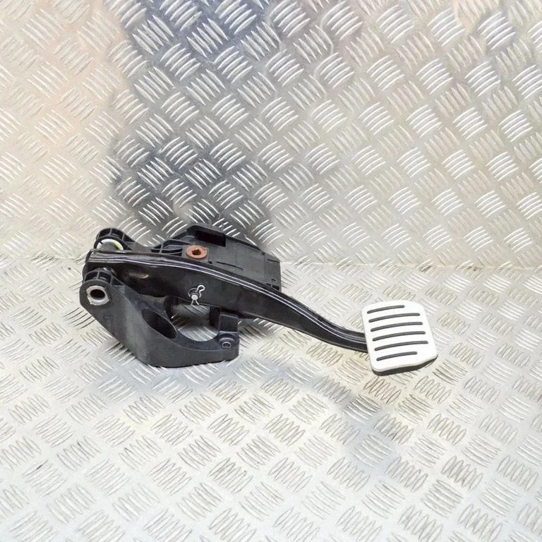 Brake pedal – Tesla Model S (2012-)