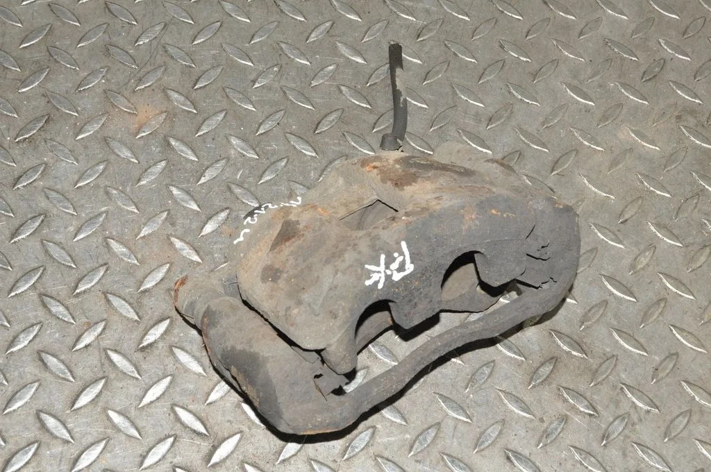 Front brake caliper – left
