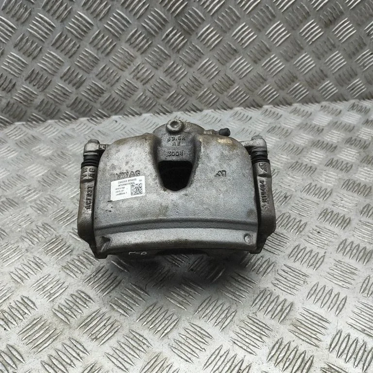 Zacisk hamulcowy przedni 8MA615106B