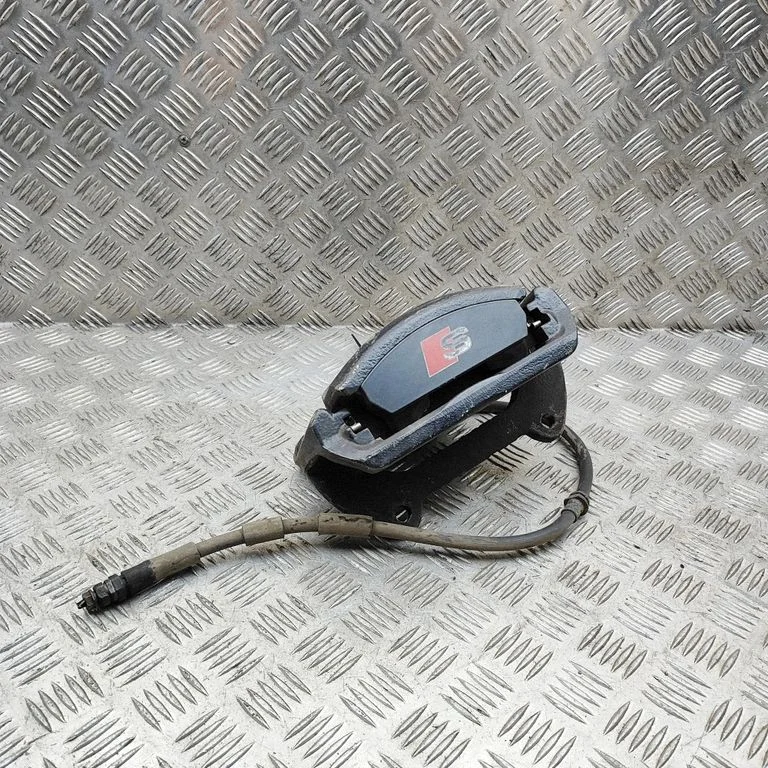 Zacisk hamulcowy przedni 8V0615123E