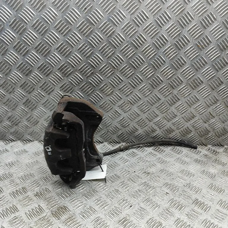 Front brake caliper 410005MT3B
