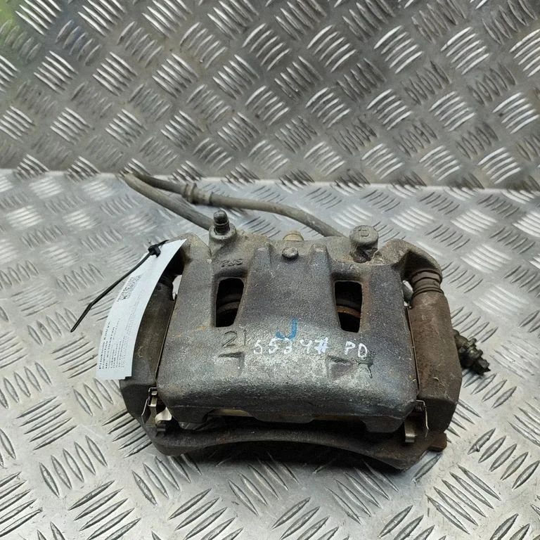 Zacisk hamulcowy przedni 410015TA0A