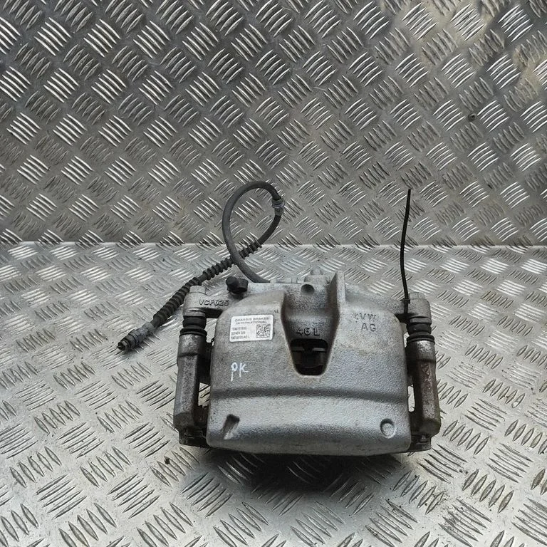 Zacisk hamulcowy przedni 1EA615105Q