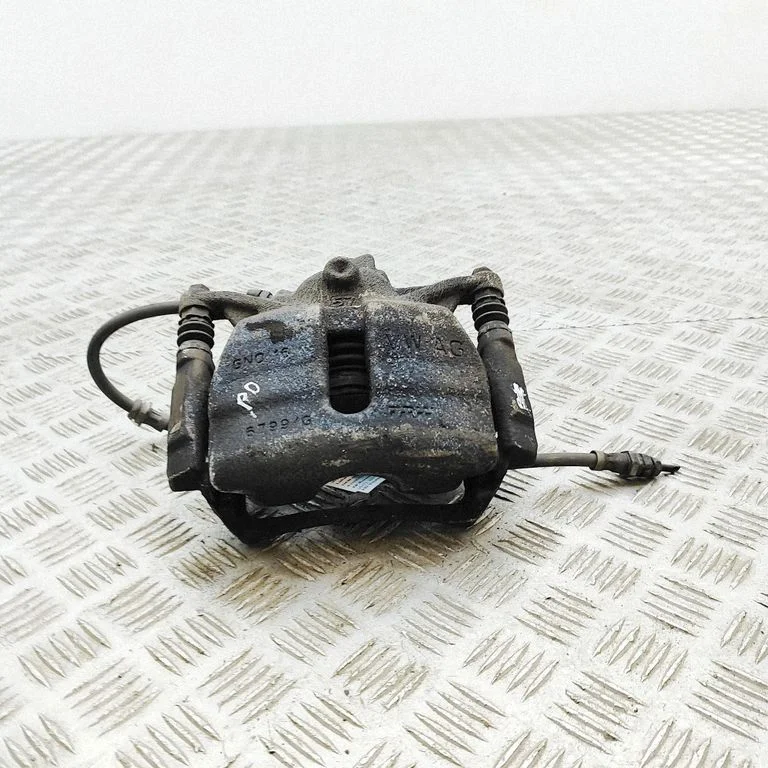 Zacisk hamulcowy przedni 8V0615124D