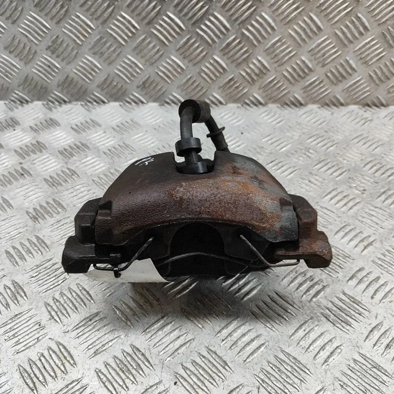 Zacisk hamulcowy przedni AV612B294AA