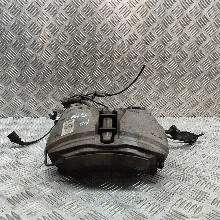 Zacisk hamulcowy przedni 8W0615108E
