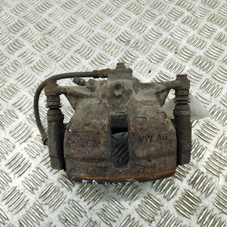 Zacisk hamulcowy przedni 8V0615124D
