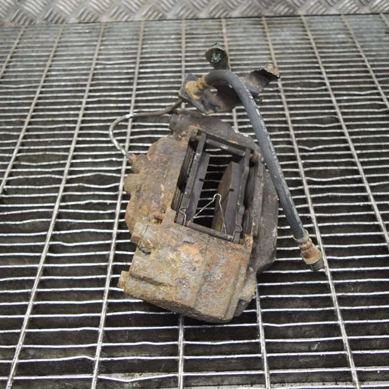 Front brake caliper – Toyota Hilux (AN120, AN130) (2015-2020)