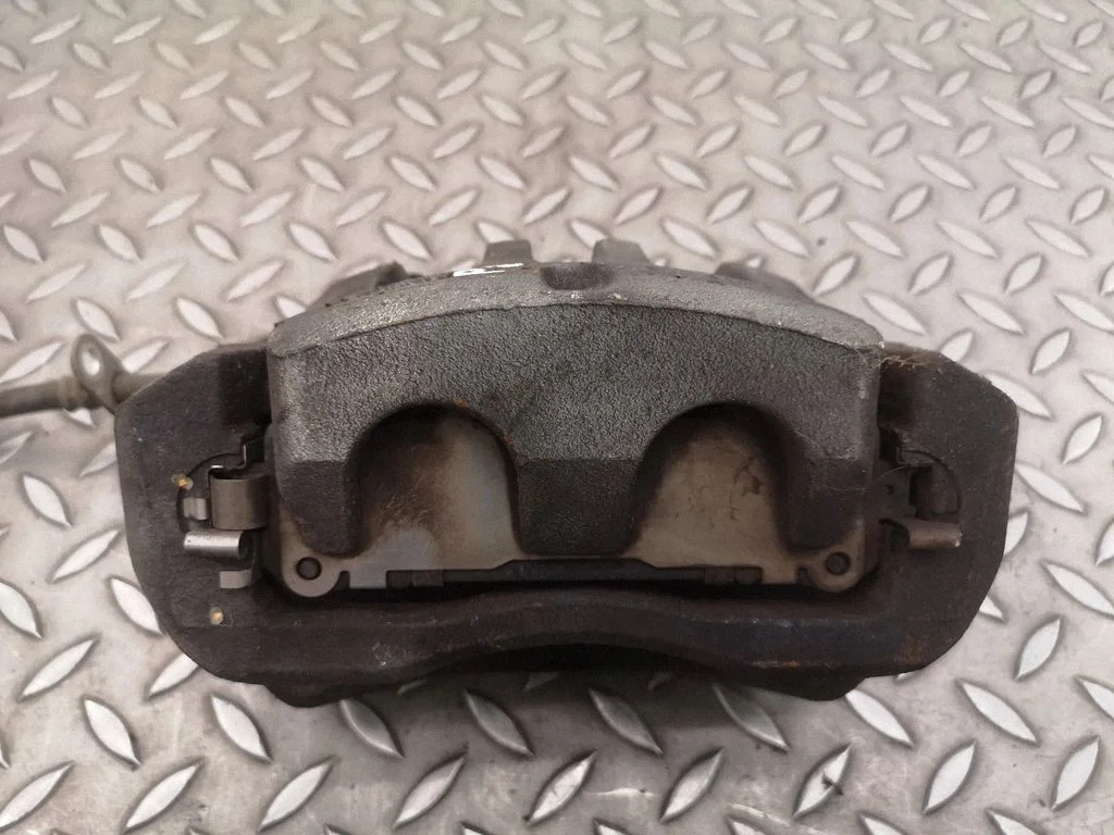 Esimene pidurisadul – Lexus ES VII XZ10 (2018-2021), parem