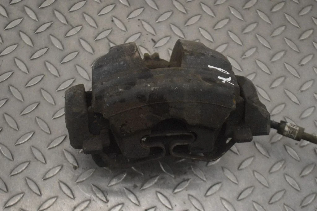 Front brake caliper – left