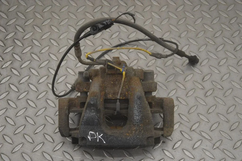 Front brake caliper – left