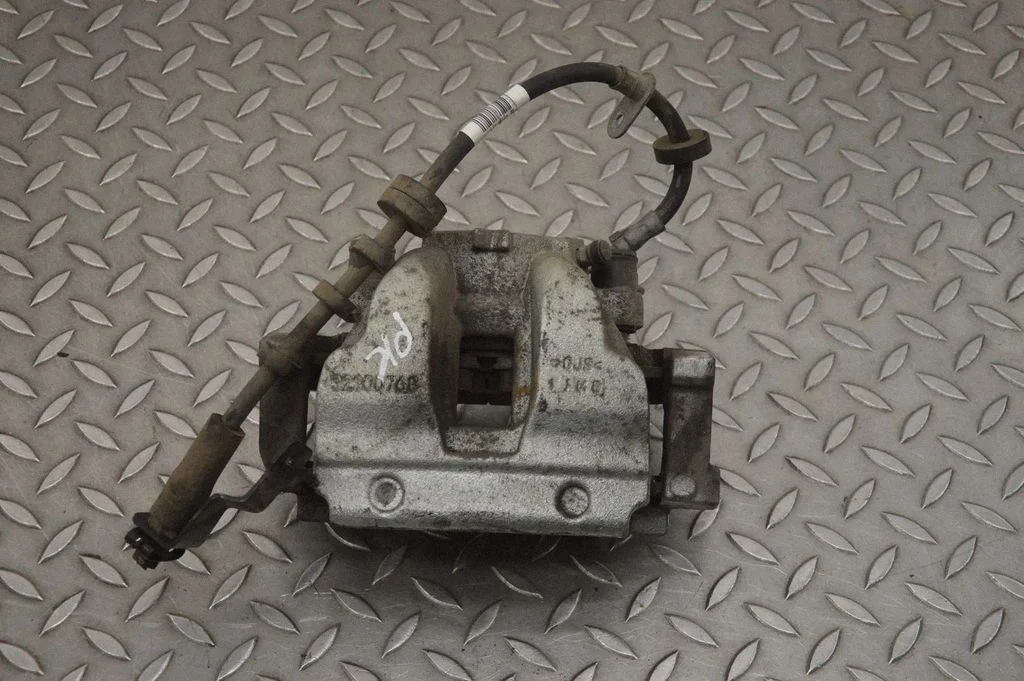 Front brake caliper – left