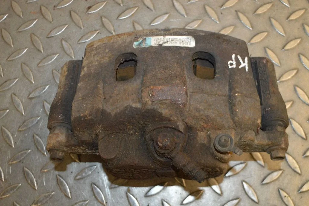 Zacisk hamulcowy przedni AB312B121AC