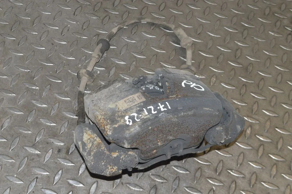 Front brake caliper – right