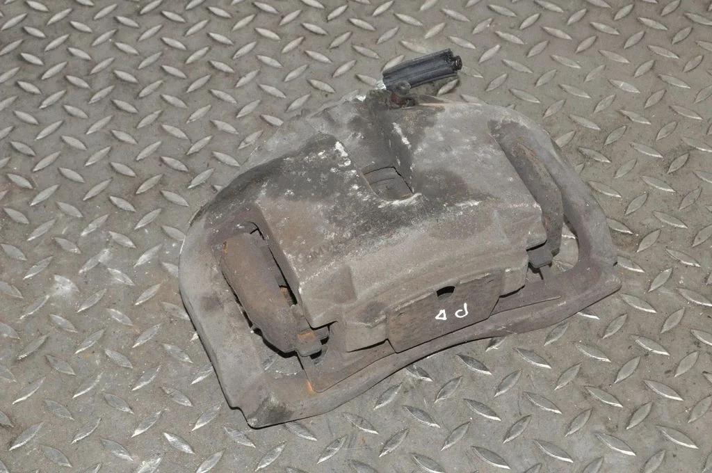 Front brake caliper – right