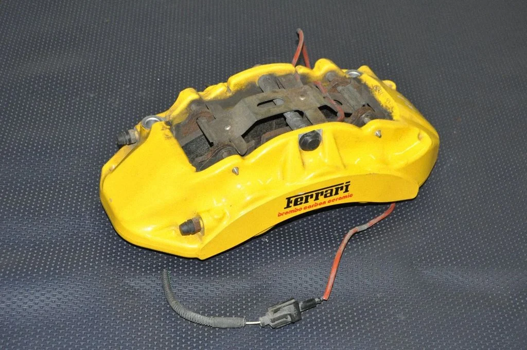 Esimene pidurisadul – Ferrari California F149 (2008-2014), vasak