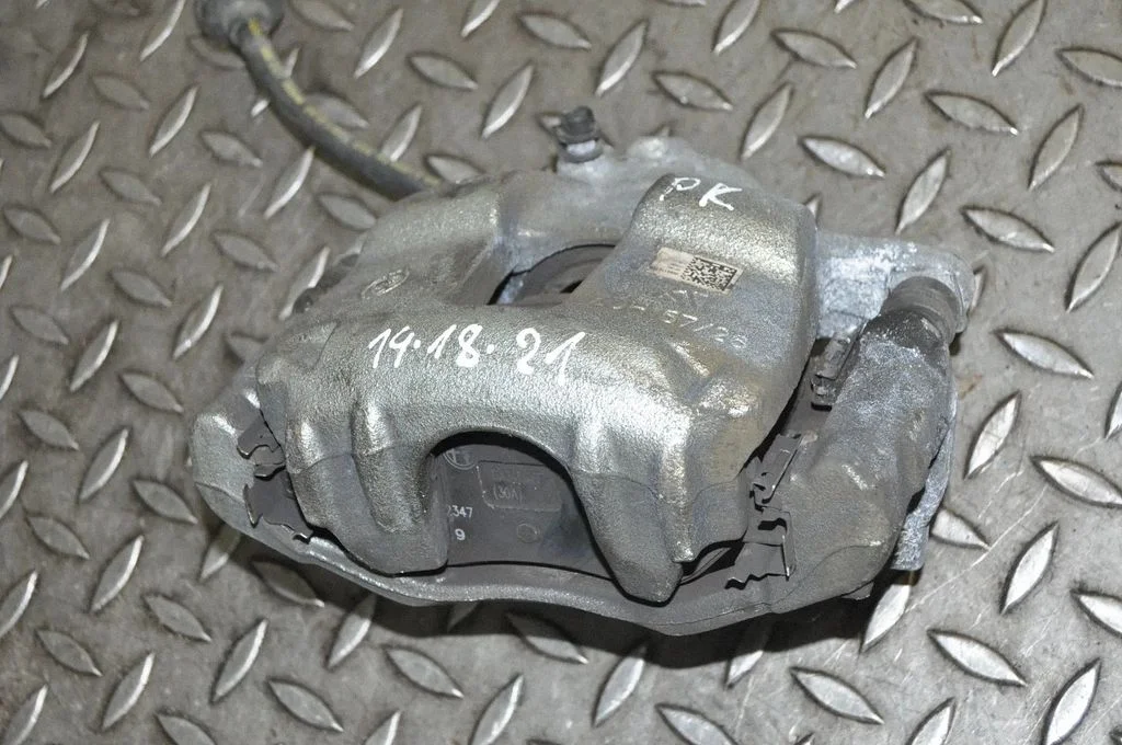 Front brake caliper – right
