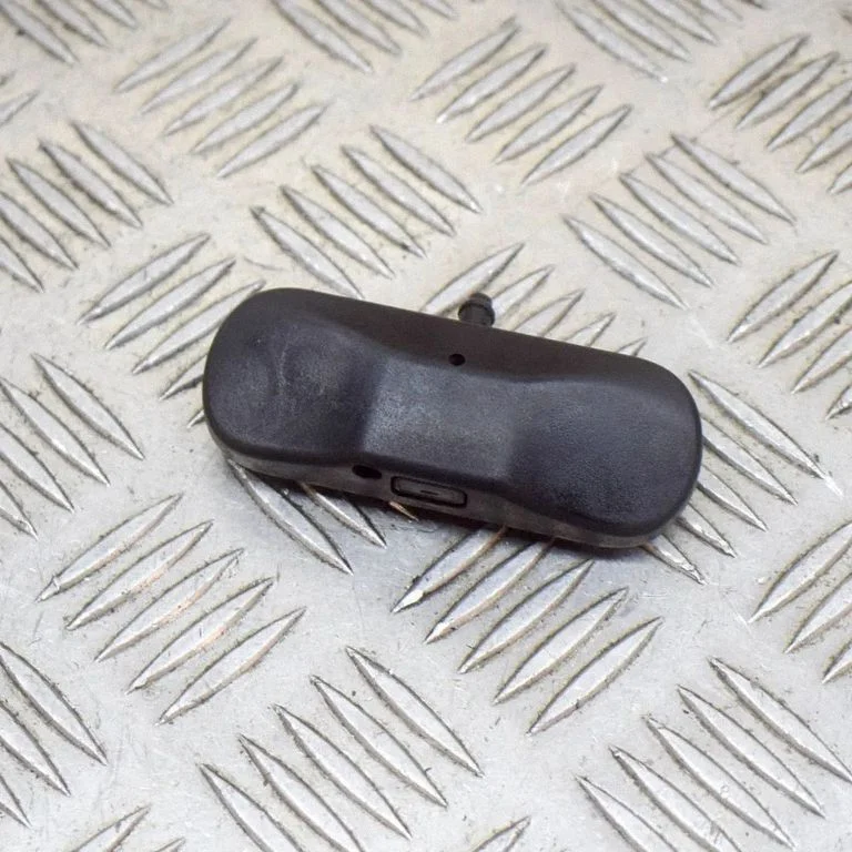Priekšējā stikla logu šķidruma sprausla(-s)