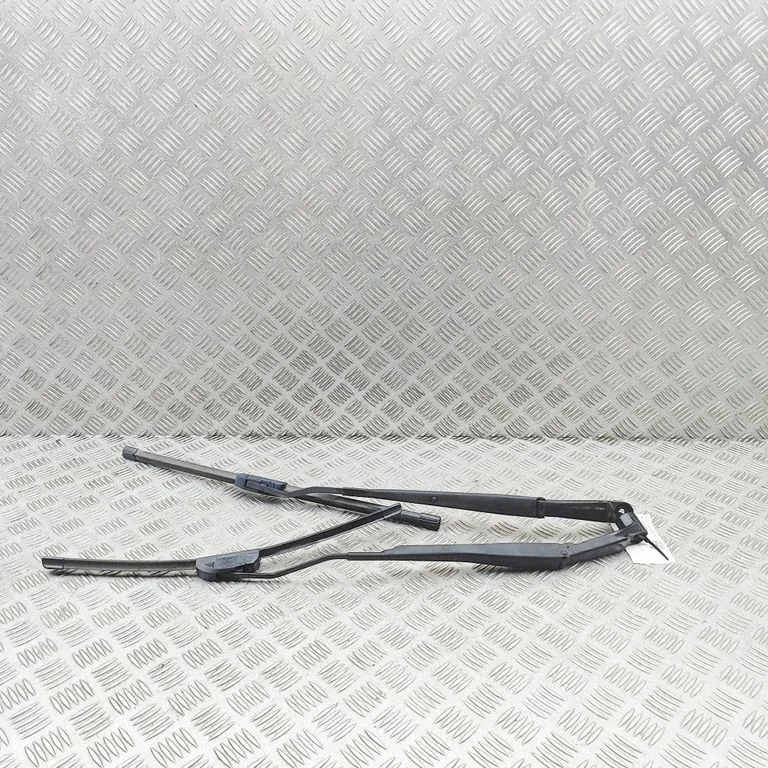 Priekšējā stikla tīrītājs 8981936290