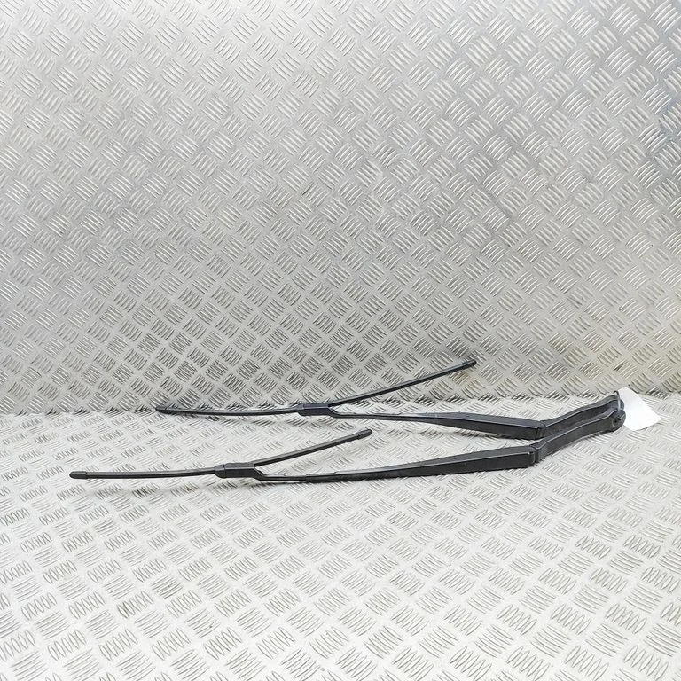 Priekšējā stikla tīrītājs 7399010