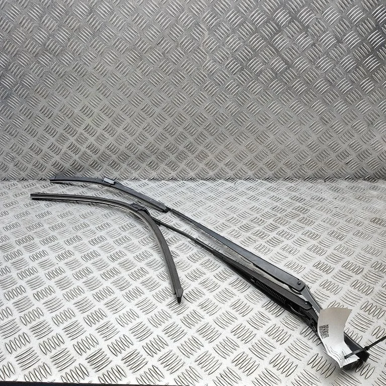 Priekšējā stikla tīrītājs 11C955409