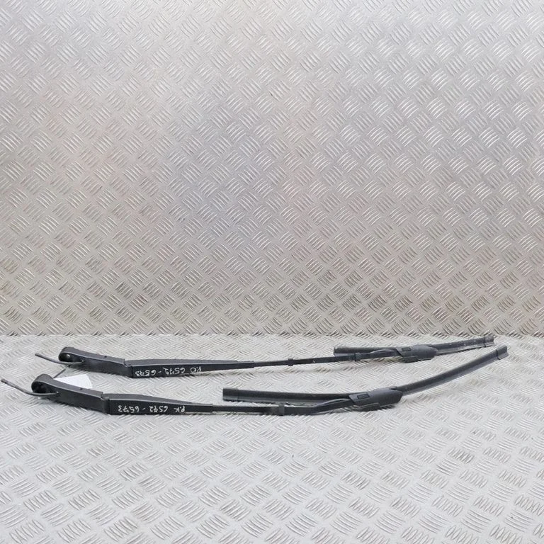 Windshield/front glass wiper blade 9839845680