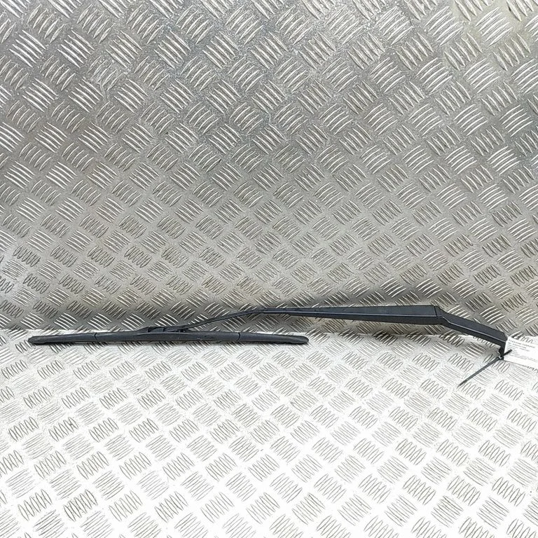 Priekšējā stikla tīrītājs SU00309354