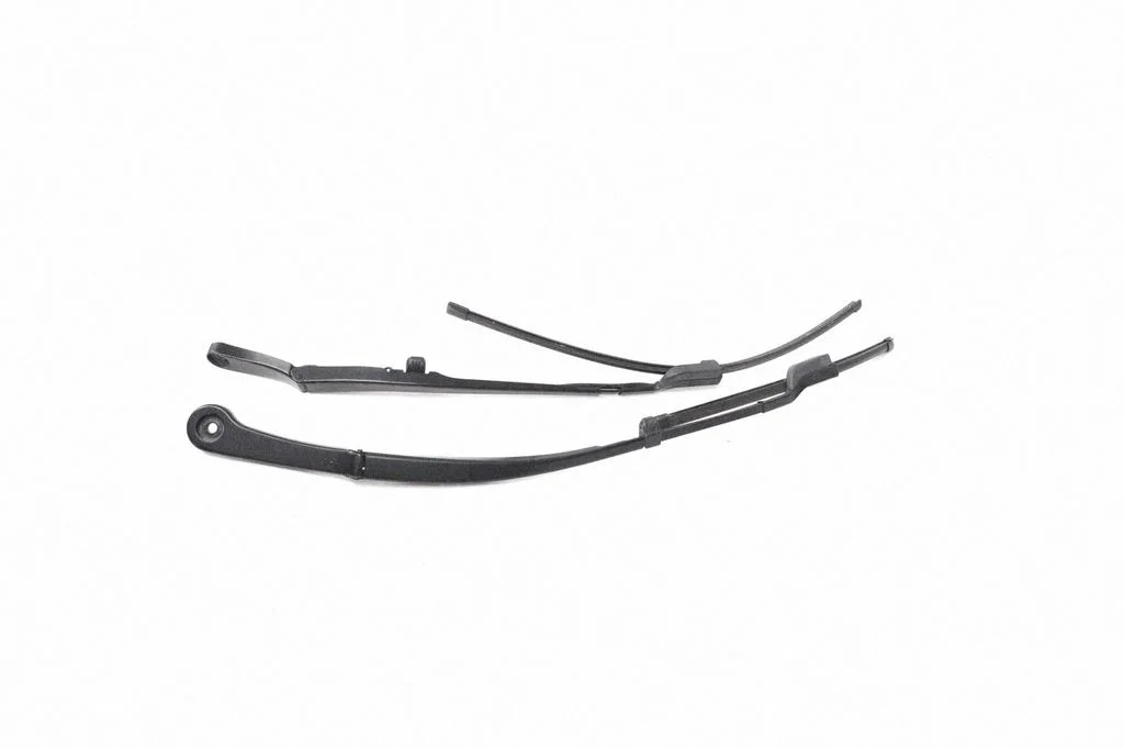 Windshield/front glass wiper blade