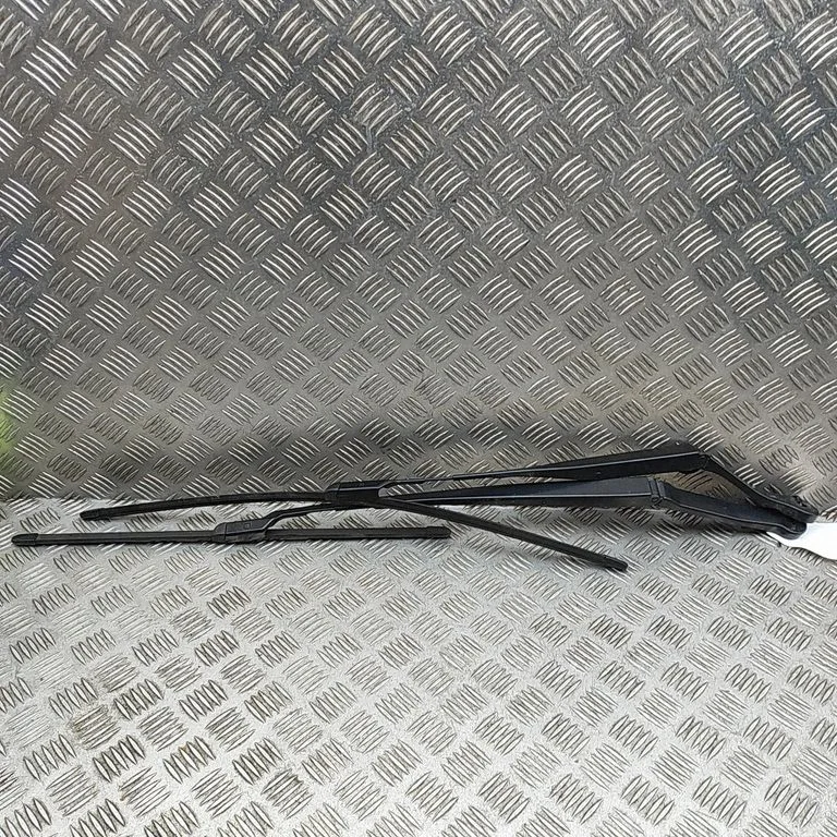 Priekšējā stikla tīrītājs 7399012