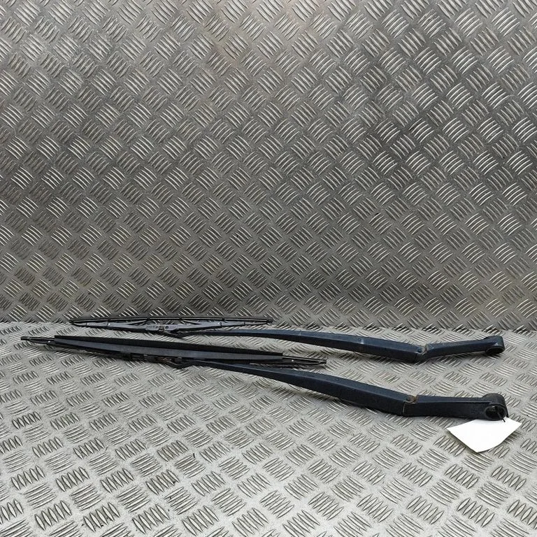 Priekšējā stikla tīrītājs 983103U900