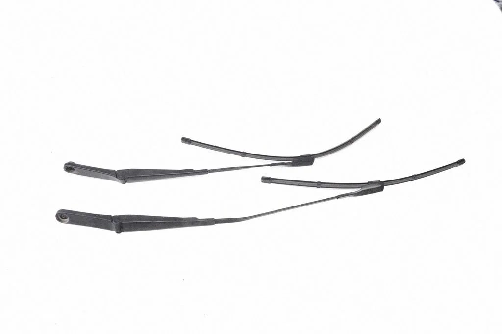 Windshield/front glass wiper blade 8W2955407