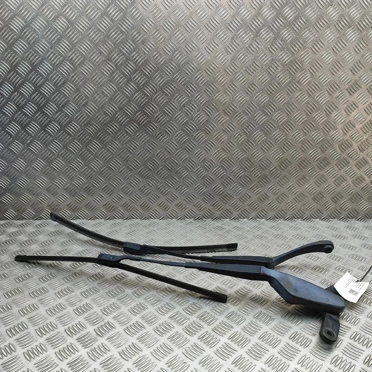 Priekšējā stikla tīrītājs A2048202144