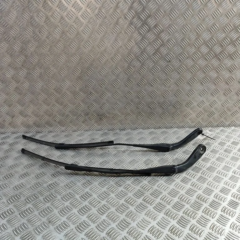 Priekšējā stikla tīrītājs – BMW 3. sērija F30 F35 F31 (2012-2018)