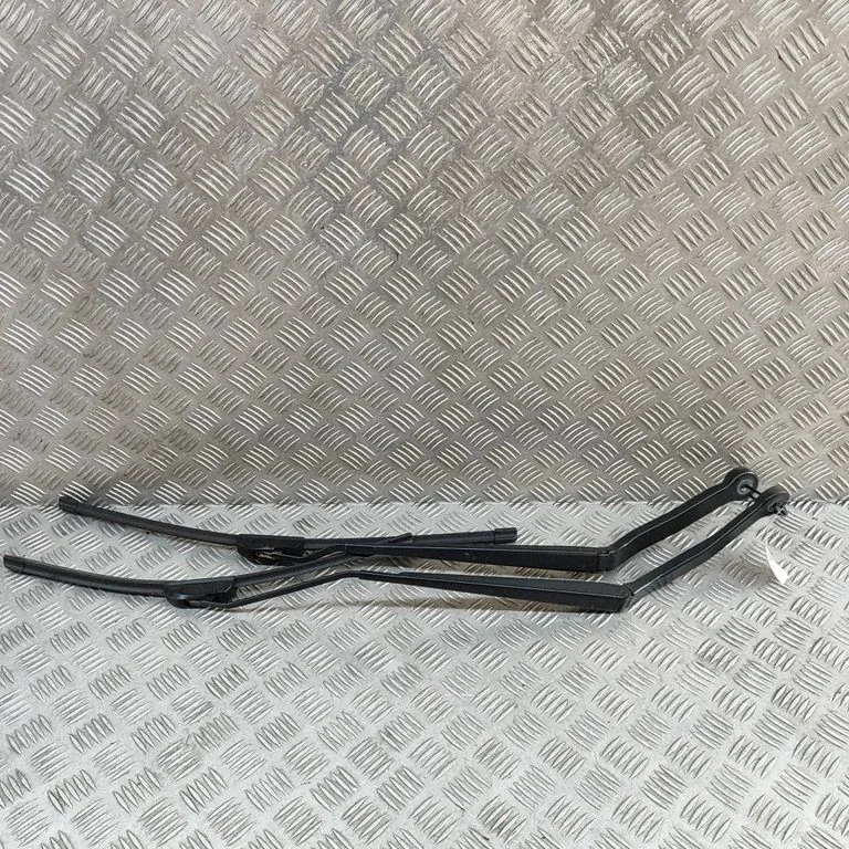 Priekšējā stikla tīrītājs 7304072