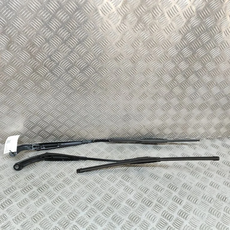 Priekšējā stikla tīrītājs 8V2955407C