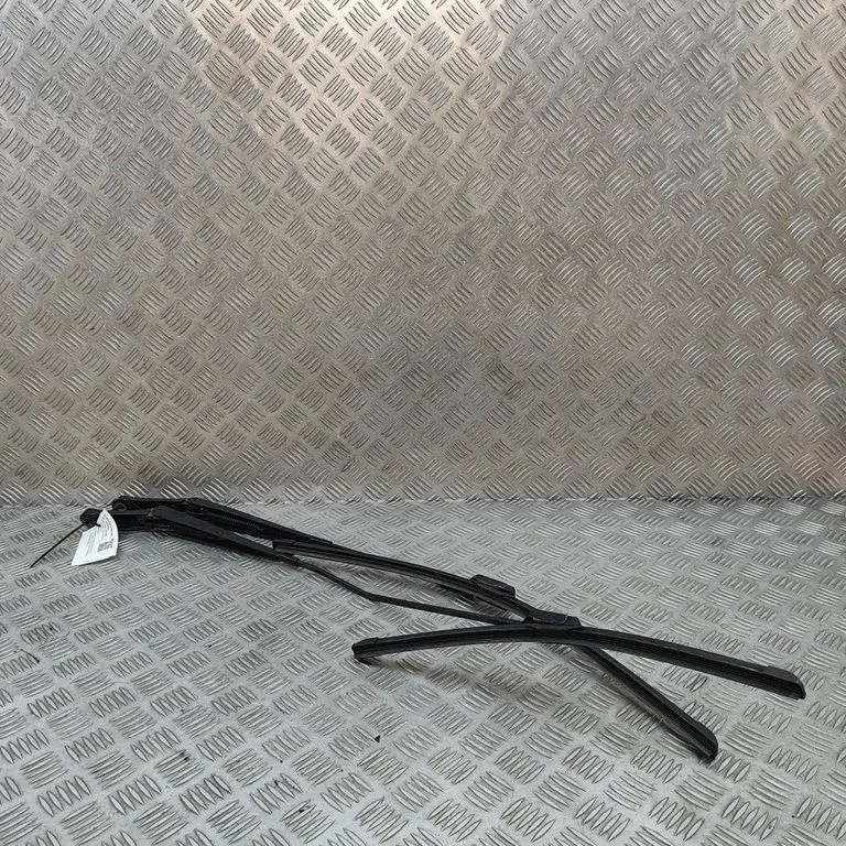 Priekšējā stikla tīrītājs – Volkswagen Caddy (2011-2016)