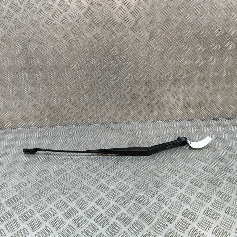 Priekšējā stikla tīrītājs 10A955410