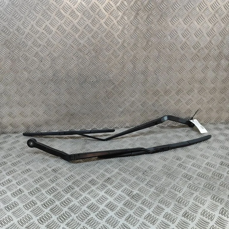 Priekšējā stikla tīrītājs 7304069