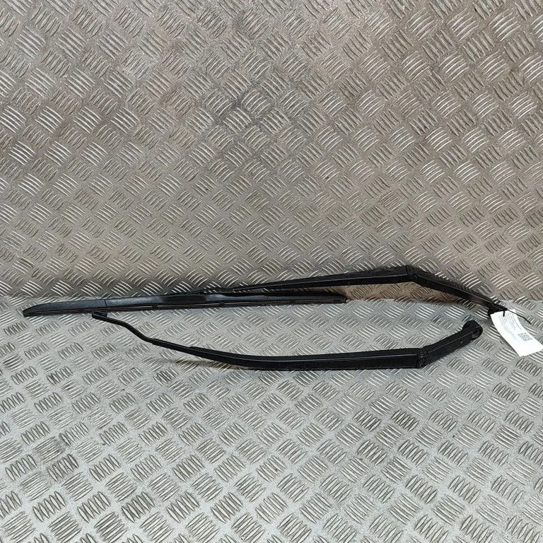 Priekšējā stikla tīrītājs 8521108040