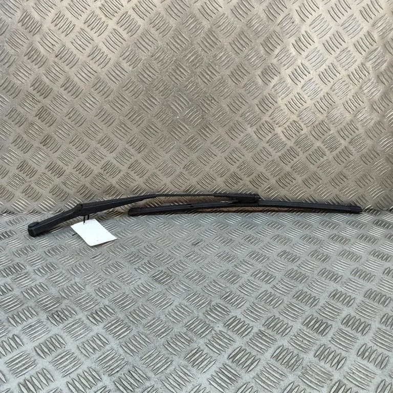 Priekšējā stikla tīrītājs A1728200640