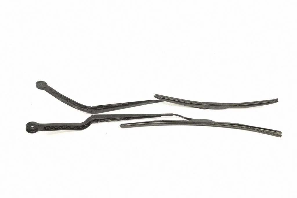 Priekšējā stikla tīrītājs 7304007