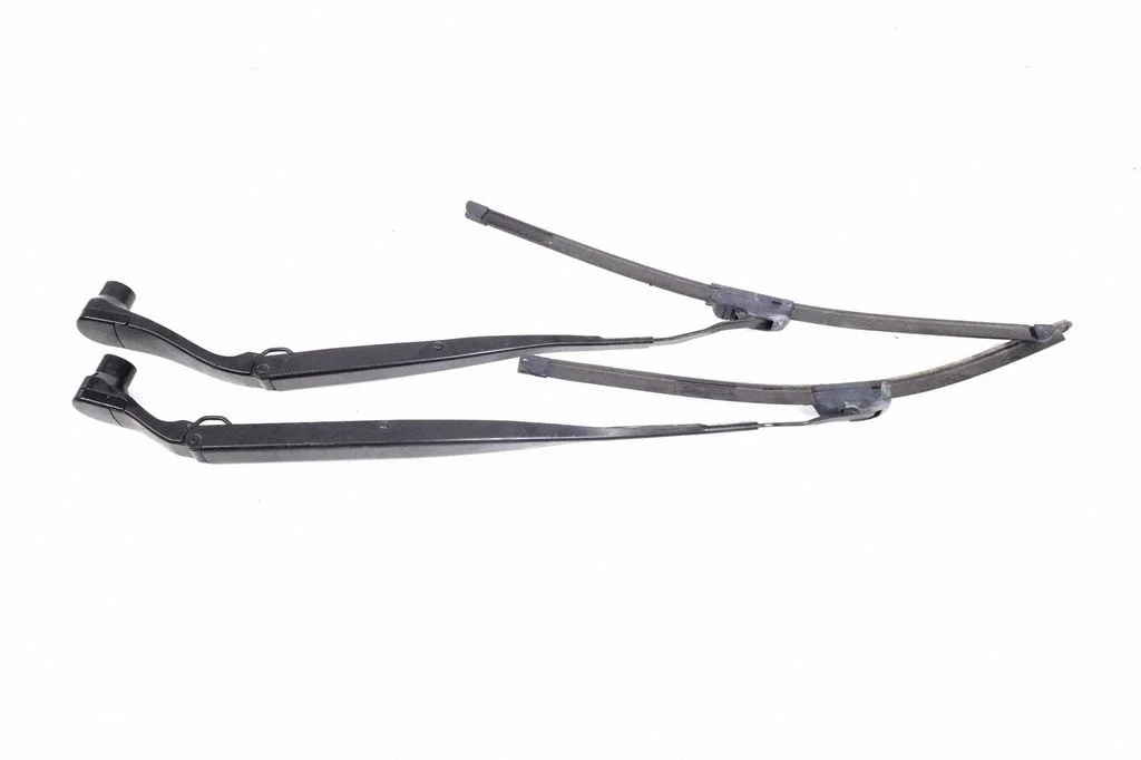 Windshield/front glass wiper blade