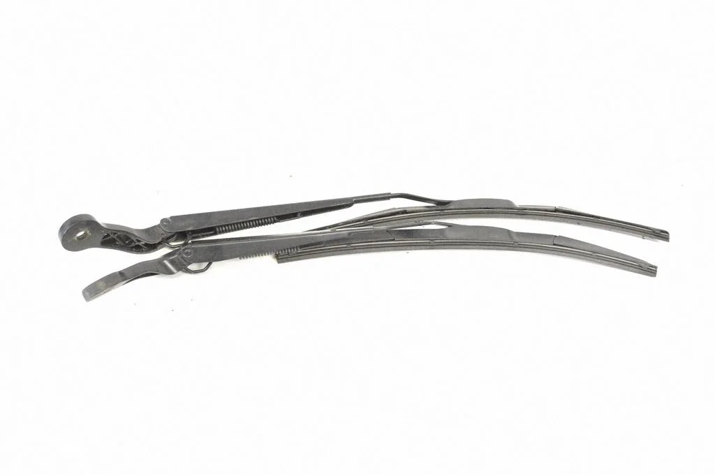 Priekšējā stikla tīrītājs 7335478