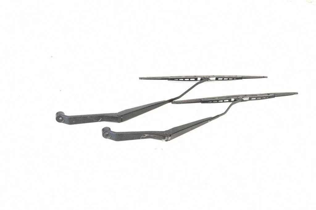 Windshield/front glass wiper blade – Suzuki Grand Vitara II (2006-2016)